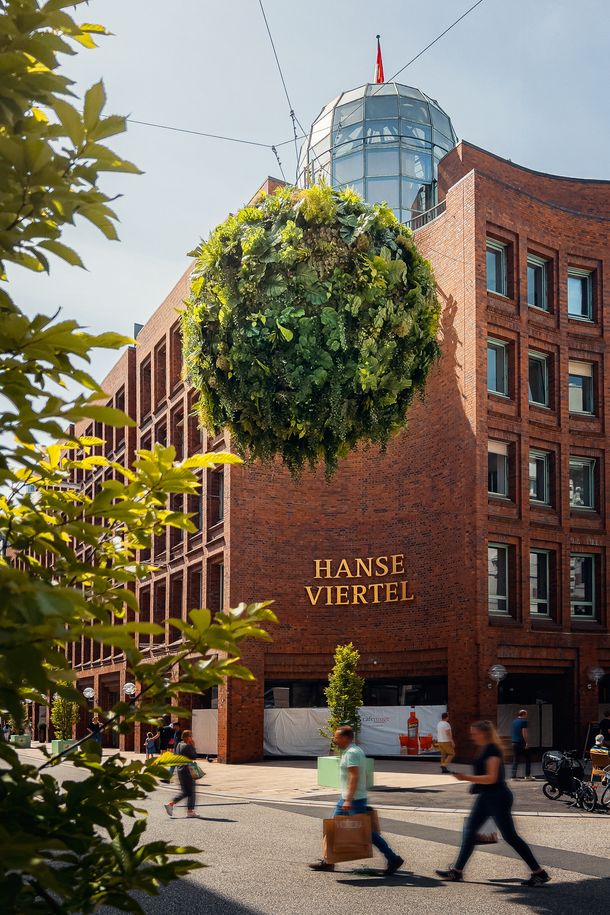 Grüne Kugel im Passagenviertel